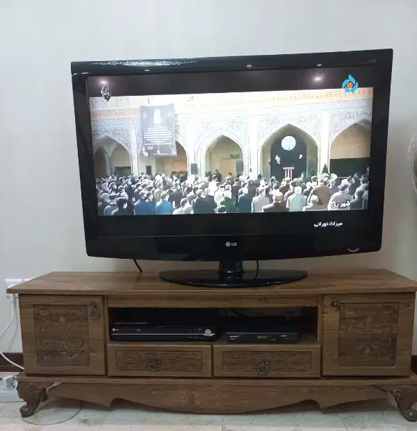 تلویزیون ۴۲ اینچ ال جی و میز تلویزیون و دی وی دی|تلویزیون و پروژکتور|تهران, امیریه|دیوار