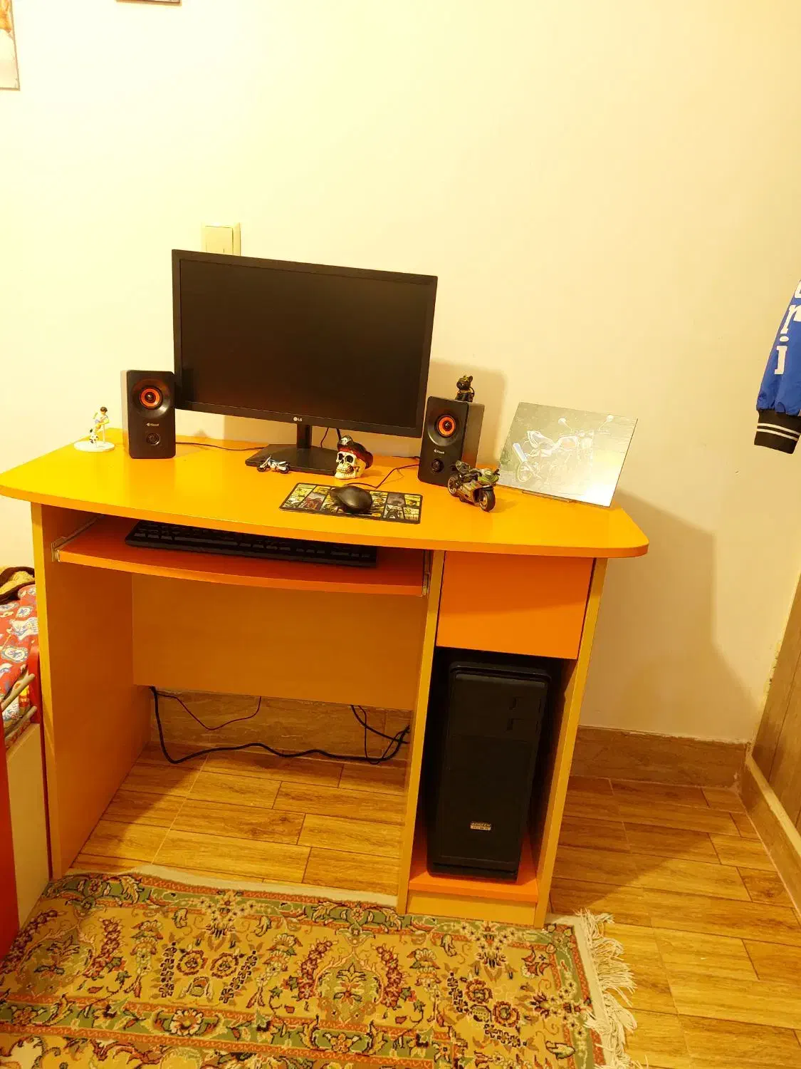 میز کامپیوتر یا میز تحریر آپادانا|میز تحریر و کامپیوتر|زنجان, |دیوار