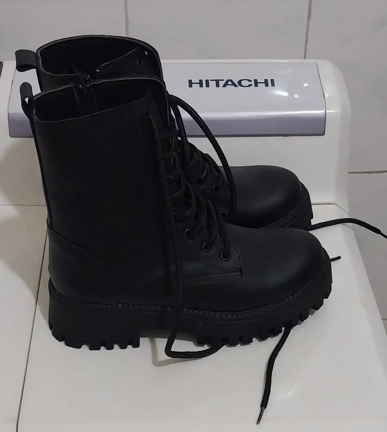 چکمه|کیف، کفش، کمربند|قم, زاویه|دیوار