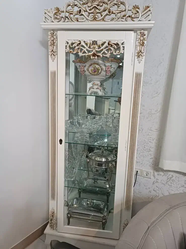 ویترین در حد نو|بوفه، ویترین، کنسول|صومعه‌سرا, |دیوار