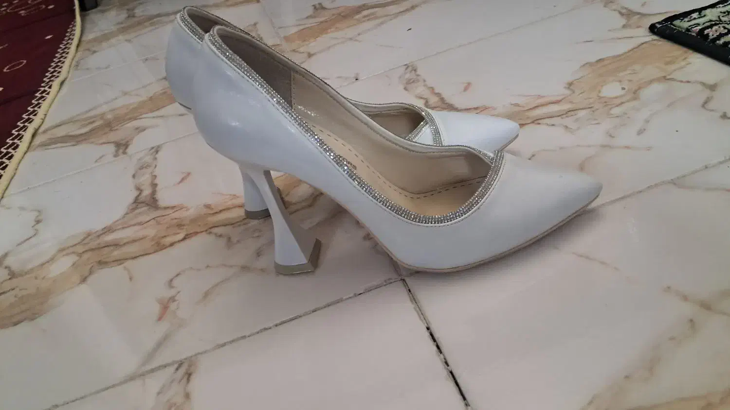 کفش پاشنه بلند|کیف، کفش، کمربند|خوی, |دیوار