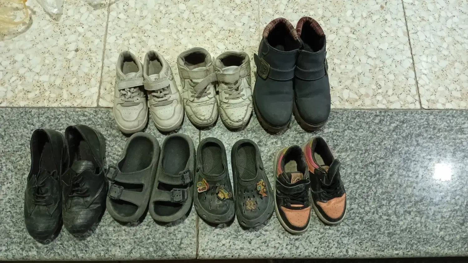 چند جفت کفش ودمپایی|کیف، کفش، کمربند|پیر بکران, |دیوار