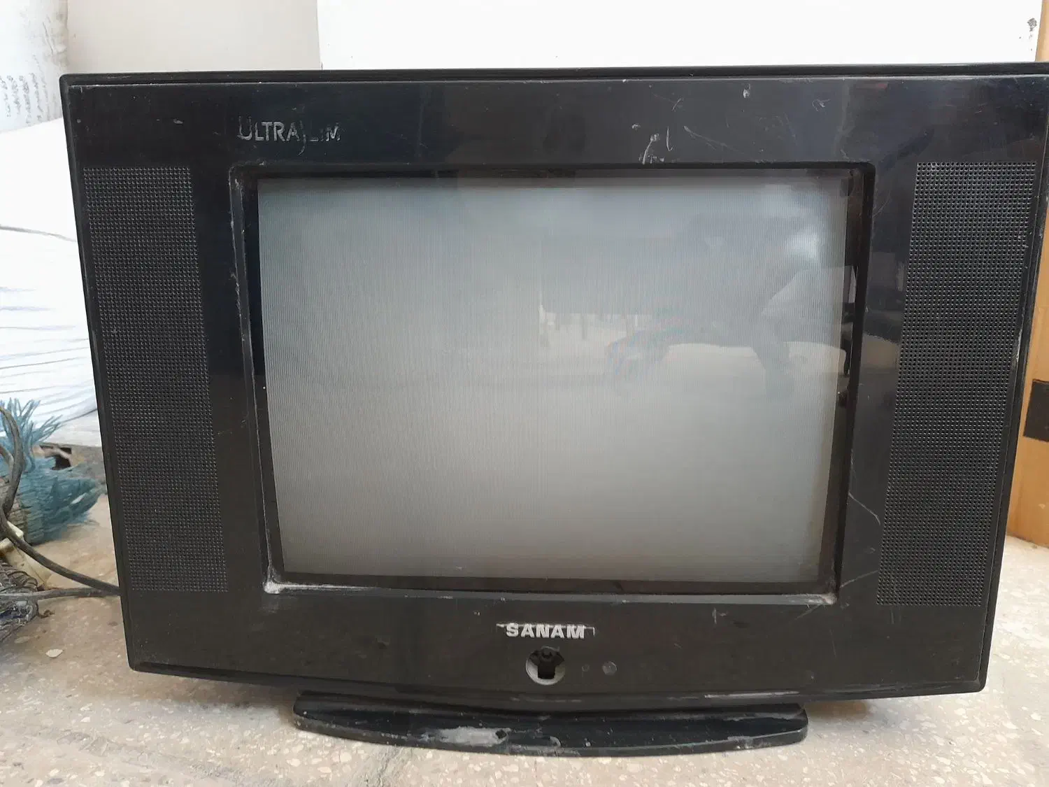 تلویزیون رنگی قدیمی|تلویزیون و پروژکتور|شهرکرد, |دیوار