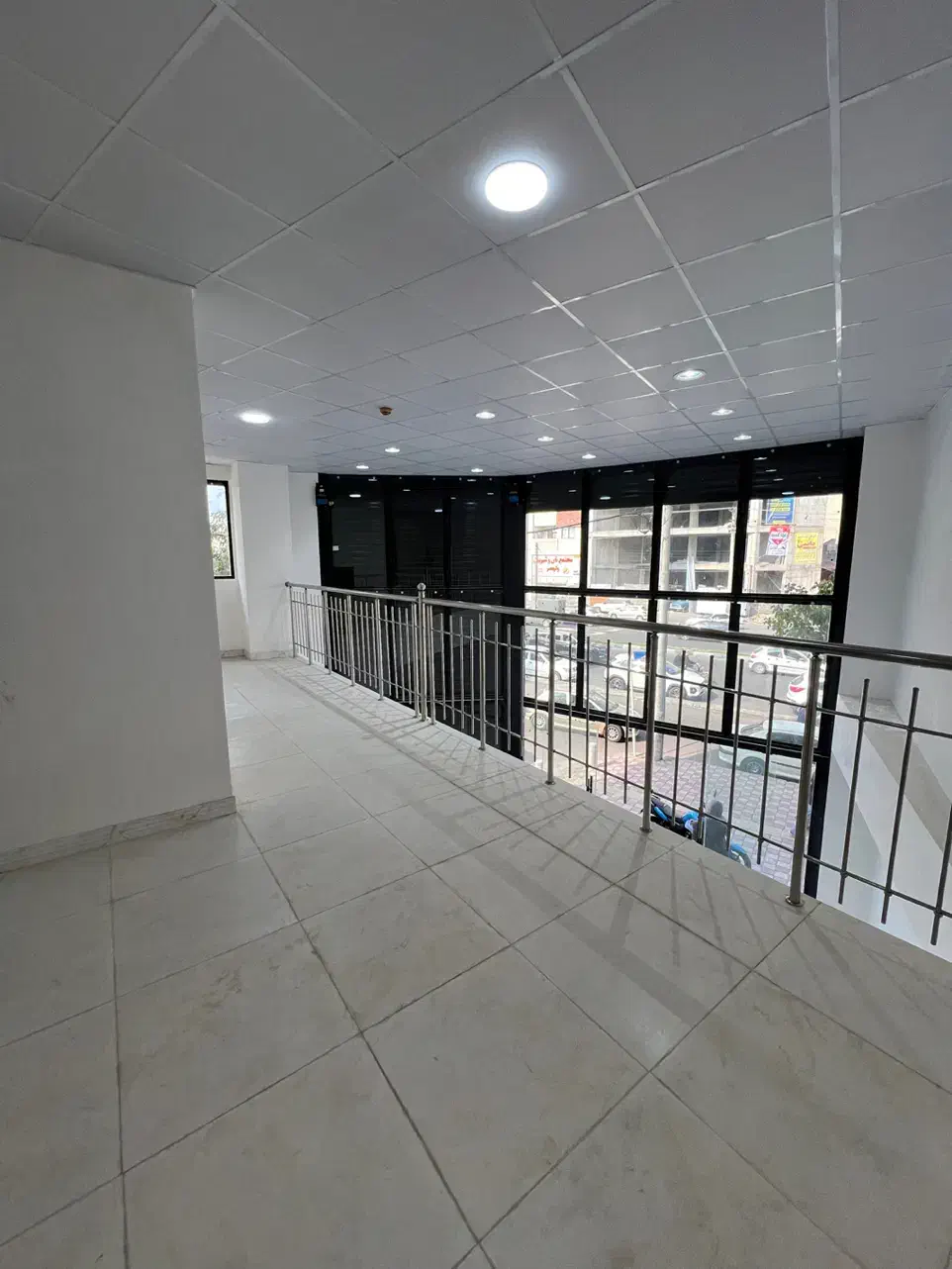 *ملک تجاری*براصلی،بالکن داخلی و۱۵۰متر دفترکار مجزا|اجارهٔ مغازه و غرفه|رشت, آزادگان|دیوار