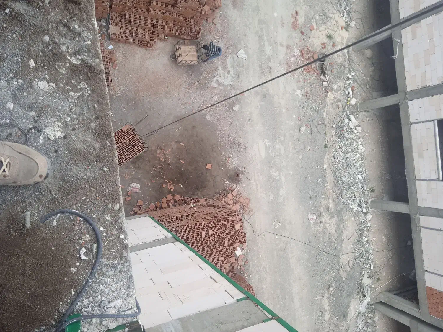 کشیدن‌مصالح‌به‌طبقات‌‌وتمیزکاری‌واحدها‌ازصفرتاصد|خدمات پیشه و مهارت|اردبیل, |دیوار