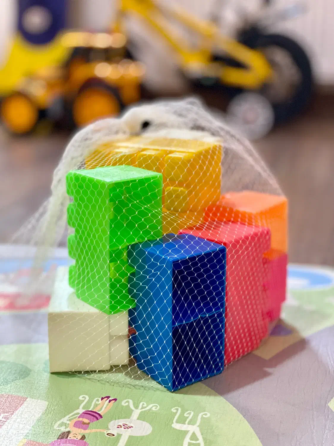 تعدادی اسباب بازی|اسباببازی بچه|ساری, |دیوار