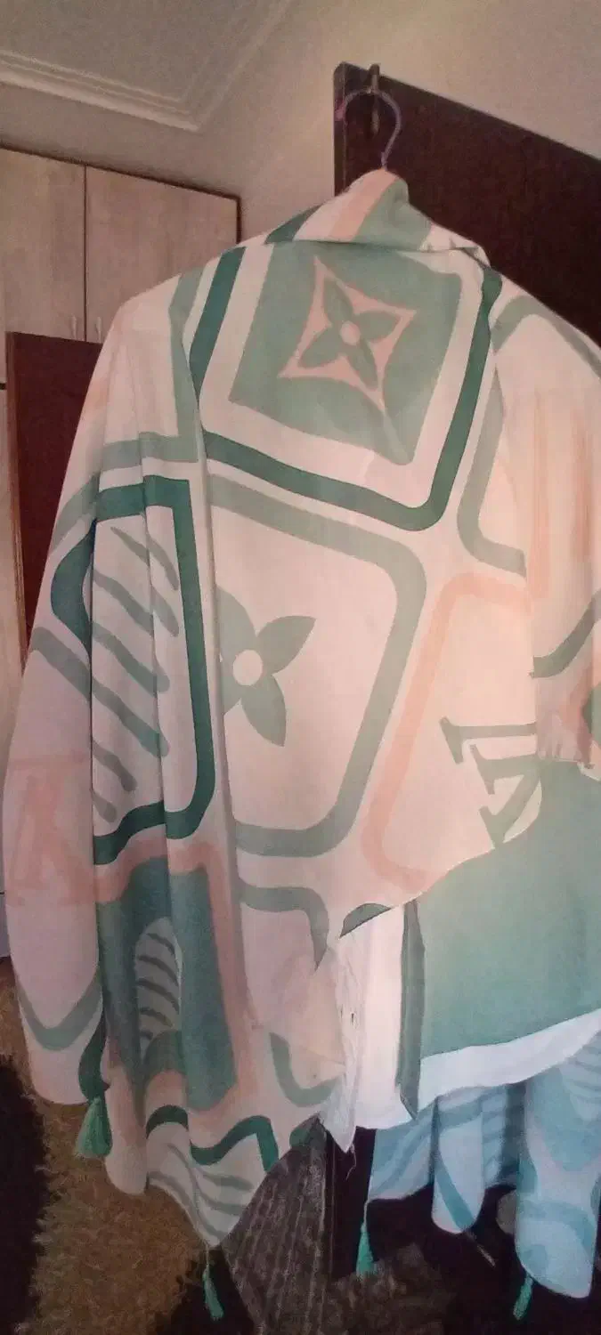 شال و شومیز|لباس|لاهیجان, انقلاب|دیوار