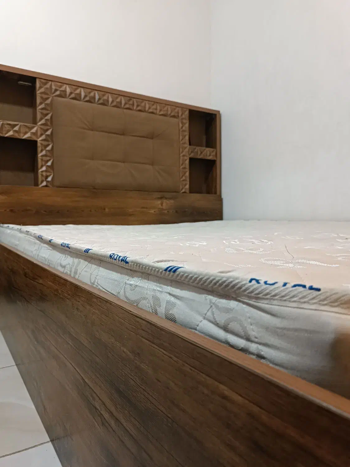 تخت ۲ نفره همراه میز ارایش|تخت و سرویس خواب|گرگان, |دیوار