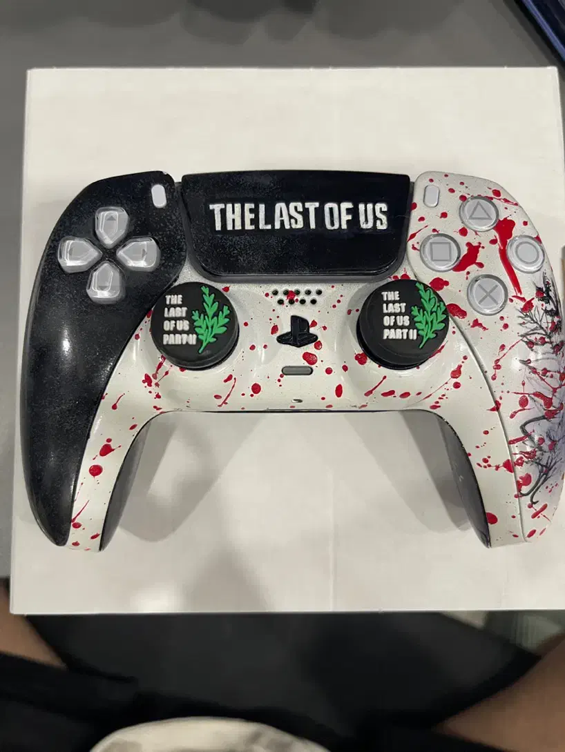 دسته Ps5 کاستوم شده The last of us|کنسول، بازی ویدئویی و آنلاین|قم, زنبیل آباد|دیوار