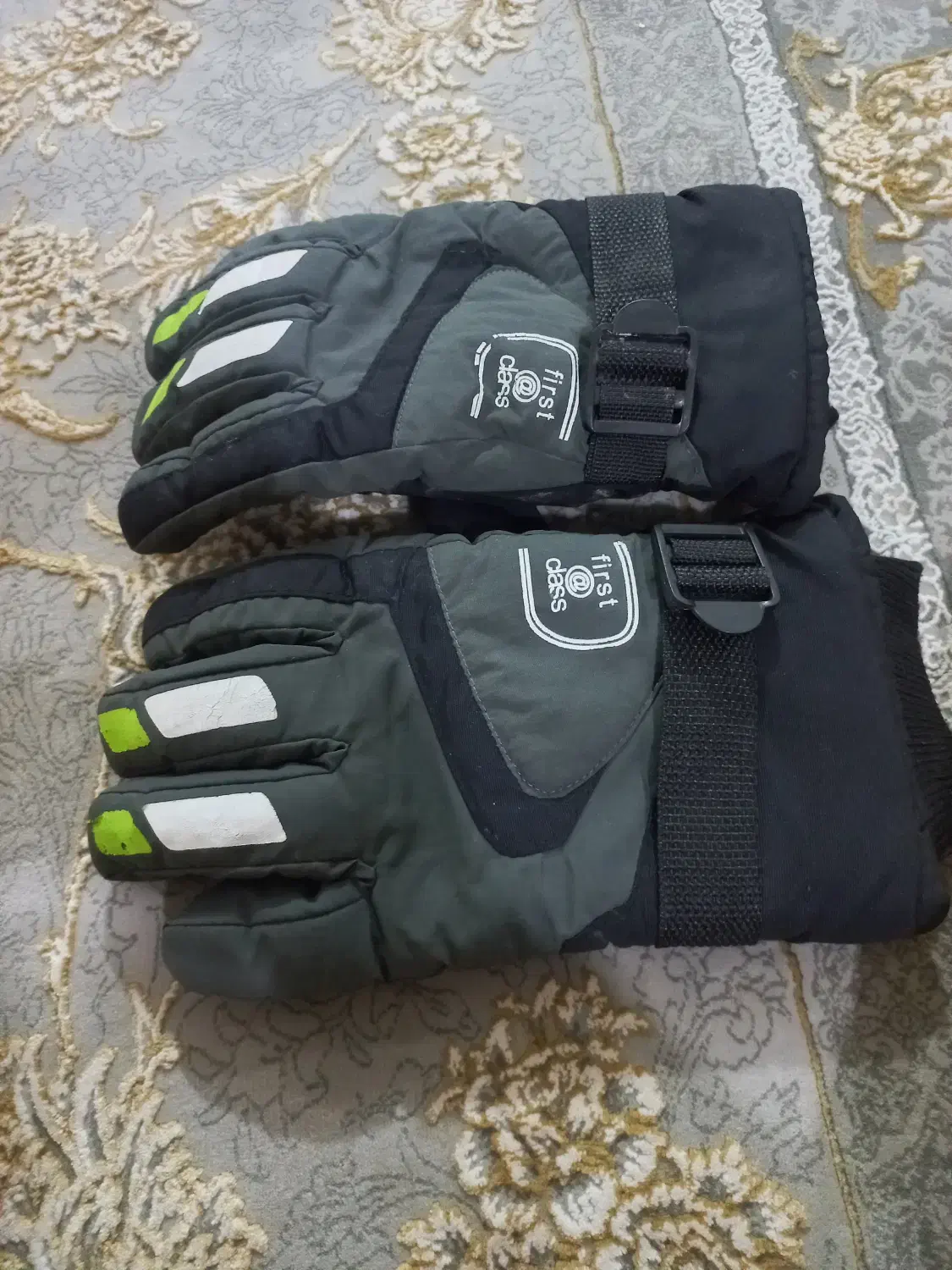 یک جفت دستش|اشیا|سقز, |دیوار