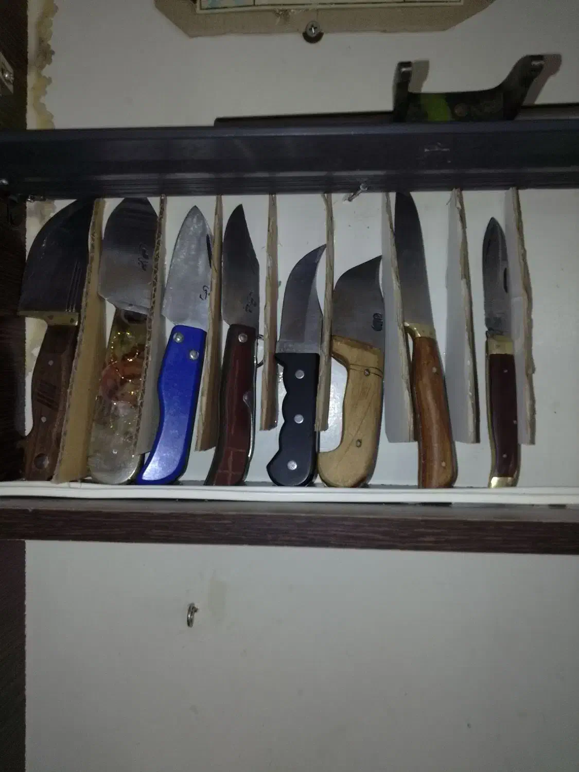 چند عدد چاقو  فروشی|کلکسیون اشیاء عتیقه|قیدار, |دیوار