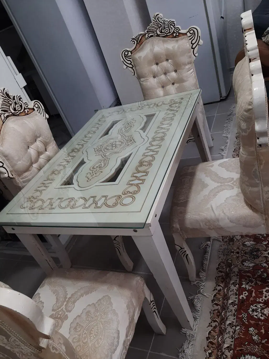 یک دسته مبل نیم سانتی  ۷نفرو میز نهارخوری ۴|مبلمان خانگی و میز عسلی|فولادشهر, B4|دیوار