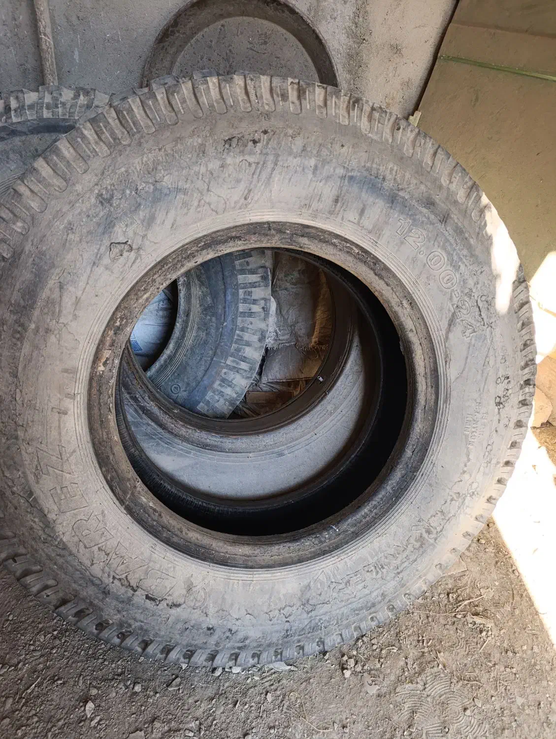 یک جفت لاستیک|قطعات یدکی و لوازم جانبی|کبودرآهنگ, |دیوار