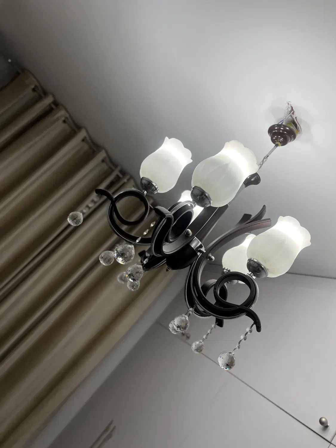 لوستر چوب و شیشه و کریستالی|لوستر و چراغ آویز|شیراز, ملاصدرا|دیوار