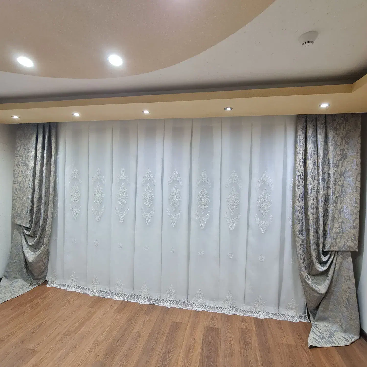 پرده پذیرایی ۶/۵ متری و کنار پرده طوسی آکبند حراج|پرده، رانر، رومیزی|ارومیه, |دیوار