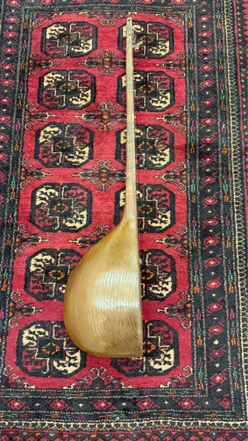 دوتار اصیل و کم‌نظیر شمال خراسان|سازهای سنتی|شیروان (خراسان), |دیوار