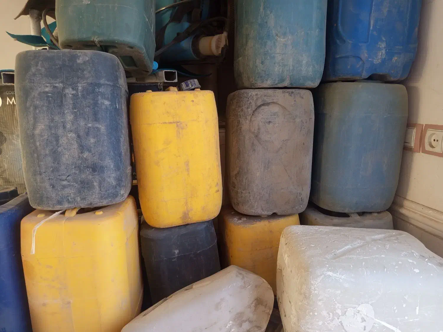 تعدادی گالن سالم و تمیز خارجی ۱۰و ۲۰ لیتری|ظروف نگهدارنده، پلاستیکی، یکبارمصرف|زاهدان, |دیوار