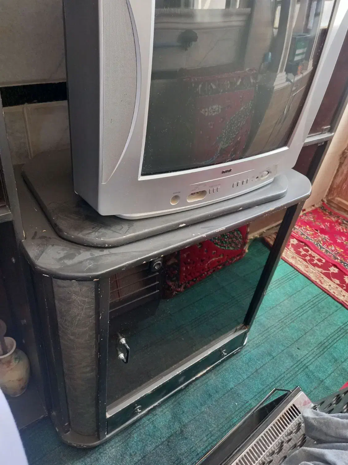 تلوزیون 21 اینچ به همراه میز بزرگ|تلویزیون و پروژکتور|زابل, |دیوار