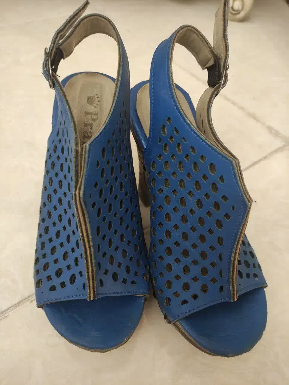 کفش|کیف، کفش، کمربند|میانه, |دیوار