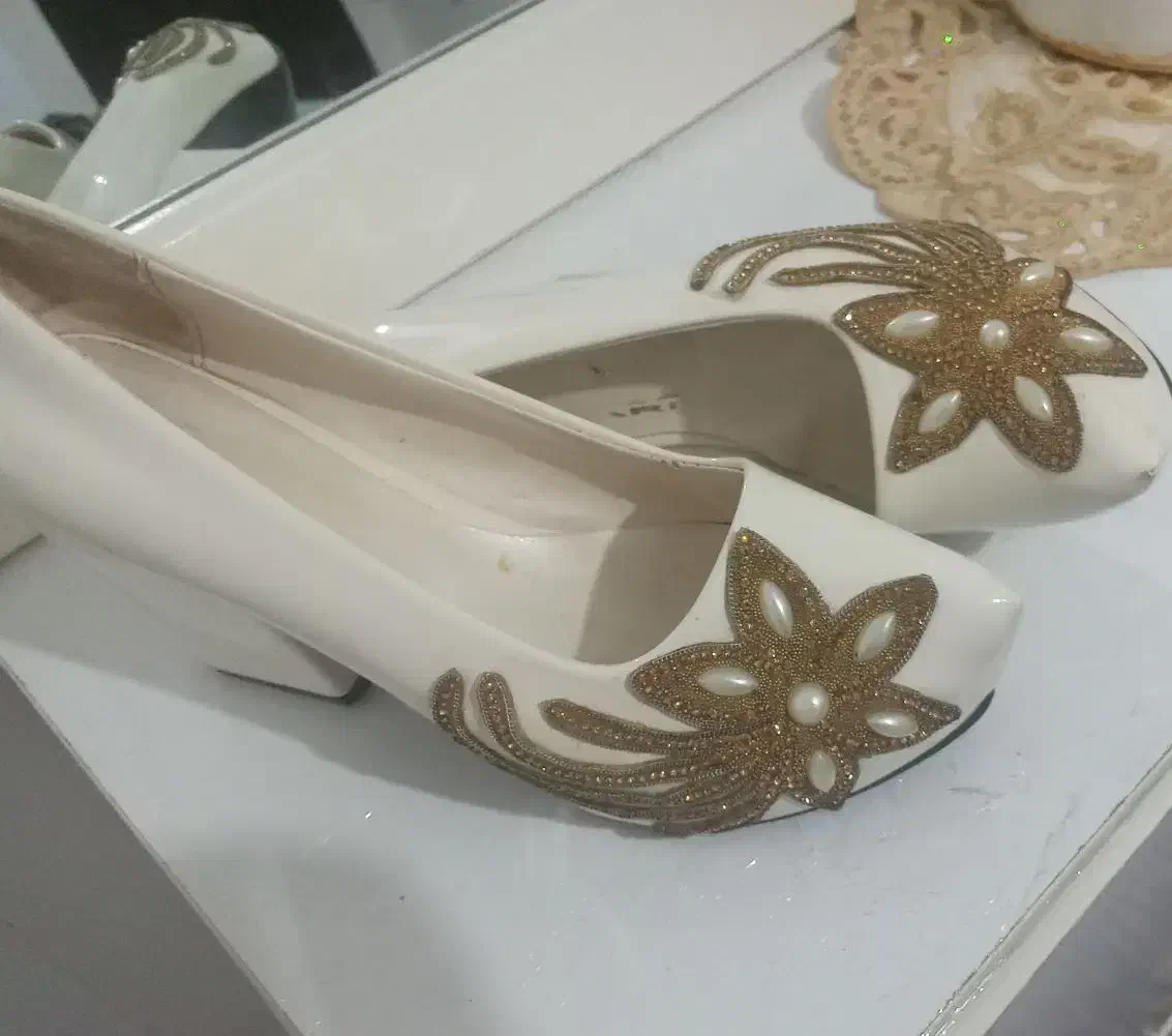 کفش|کیف، کفش، کمربند|فیرورق, |دیوار