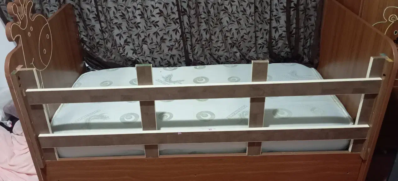 تخت کودک تخت بچگانه با (حفاظ متحرک )کفی و تشک|تخت و سرویس خواب|رشت, بوسار|دیوار