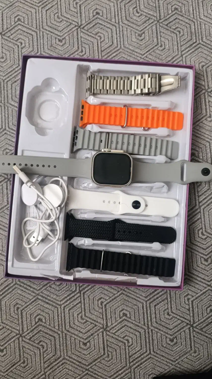 ساعت مچی و هدفون|ساعت|رباط‌کریم, کیکاور|دیوار