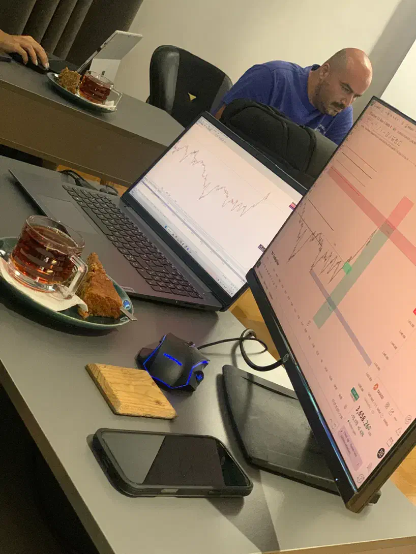 میزهای اشتراکی و اتاق آموزش وکار|اجارهٔ کوتاهمدت دفتر کار و فضای آموزشی|رشت, گلسار|دیوار