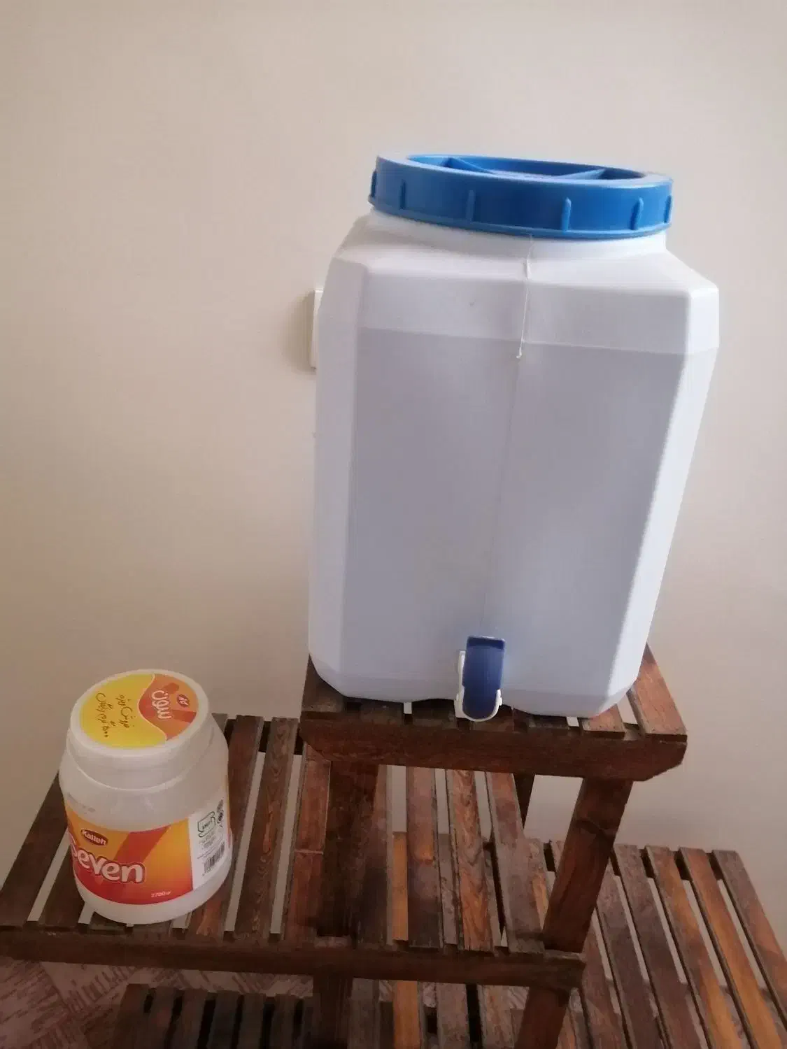 کلمن آب|ظروف نگهدارنده، پلاستیکی، یک‌بارمصرف|اصفهان, خواجه عمید|دیوار