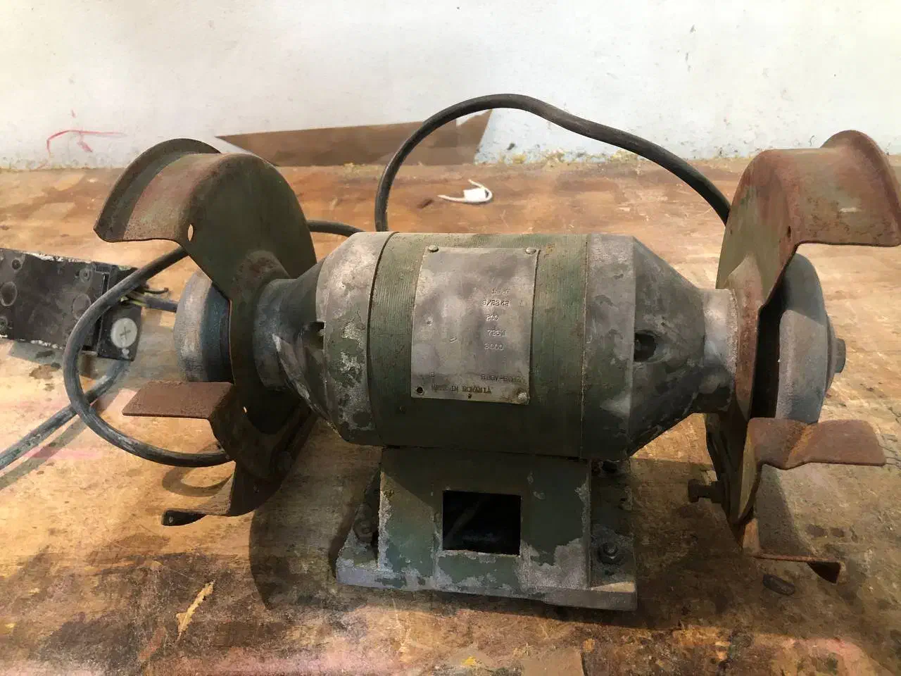 سنگ رومیزی|ابزارآلات|نور, |دیوار