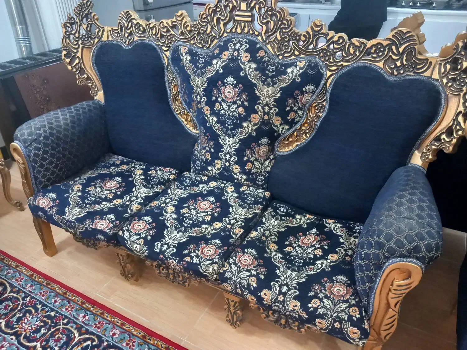 مبل پنج نفره سلطنتی به همراه 3 عدد میز عسلی|مبلمان خانگی و میز عسلی|لشت نشا, |دیوار