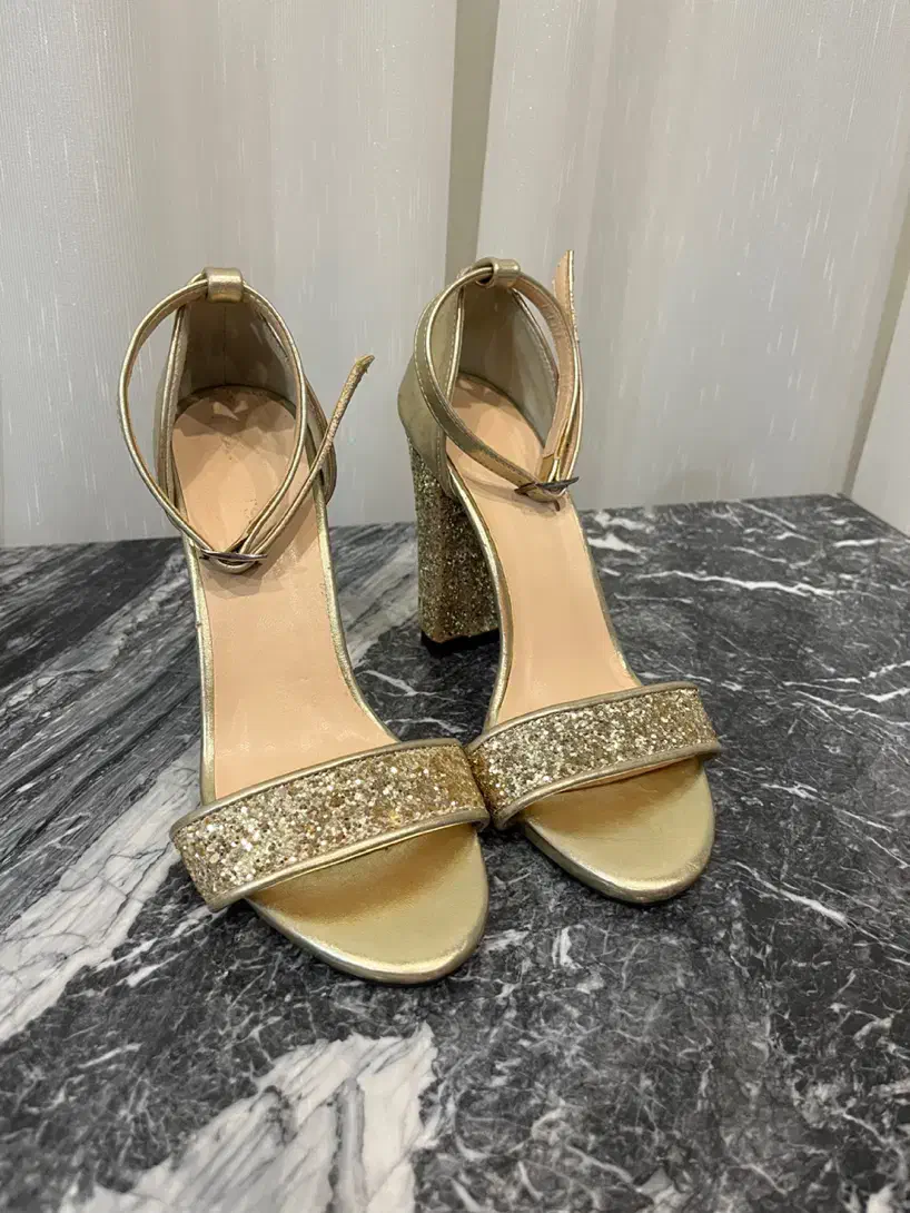 کفش پاشنه دار طلایی|کیف، کفش، کمربند|مشهد, کارمندان دوم|دیوار