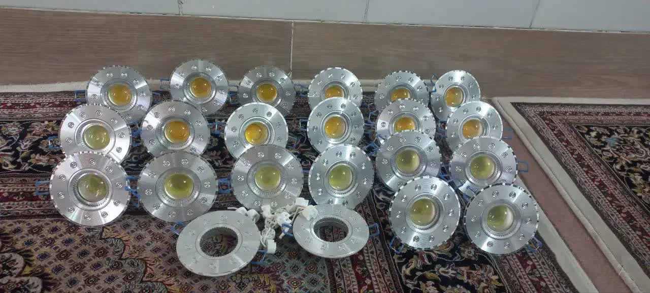 لامپ هالوژن و قاب کامل|لامپ و چراغ|قم, نوبهار|دیوار
