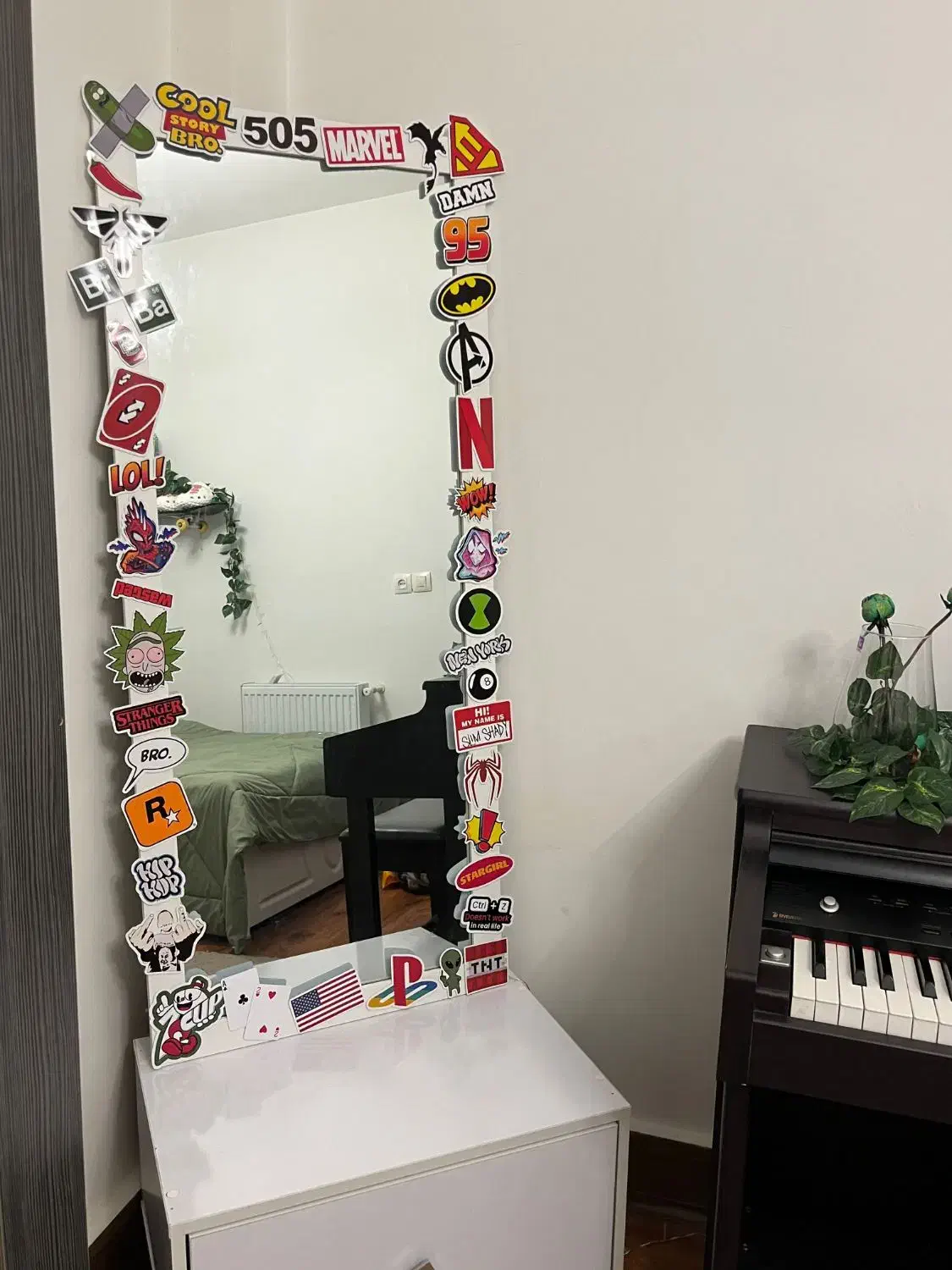 آیینه|آینه|خرمآباد, |دیوار