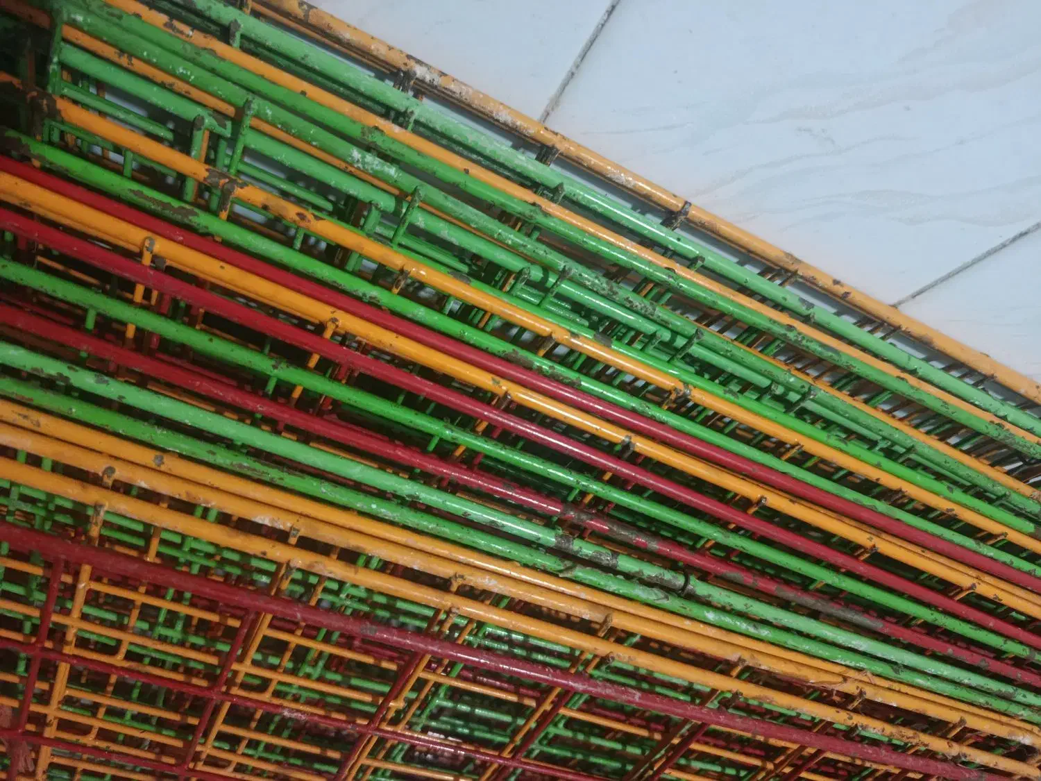 قفسه کتاب مشبک|کتابخانه، شلف، قفسه‌های دیواری|قم, وادی السلام|دیوار