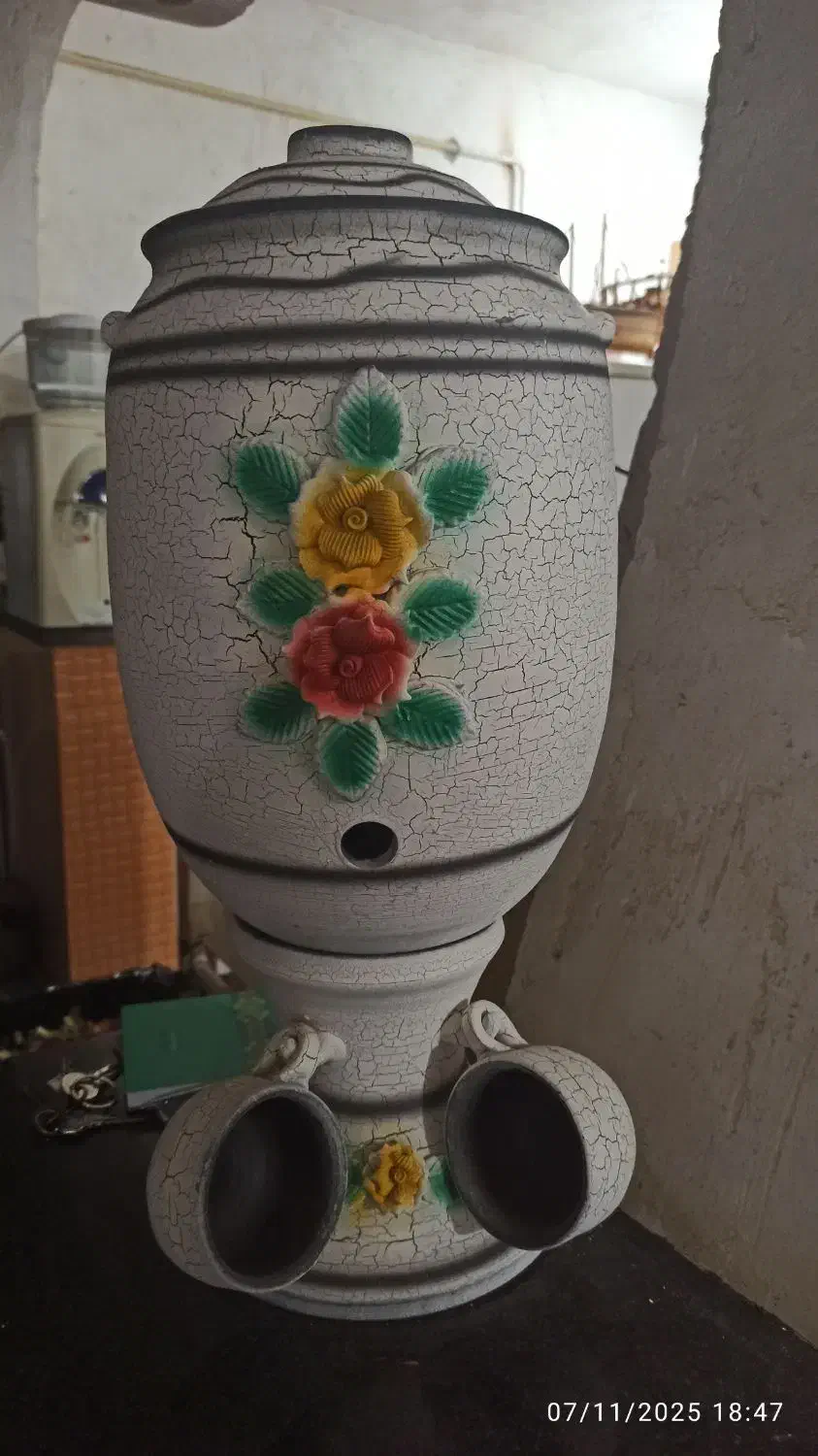 کلمن سفالی پایه دار و گلدار|صنایع دستی و سایر لوازم تزئینی|برازجان, |دیوار