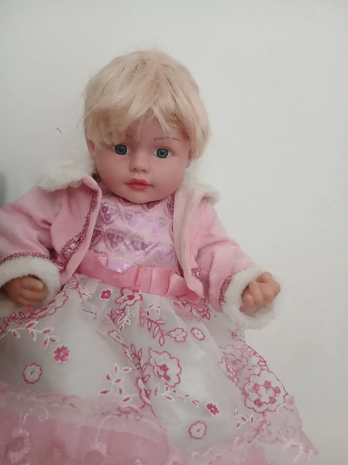 عروسک|اسباببازی بچه|کرج, بنیاد|دیوار