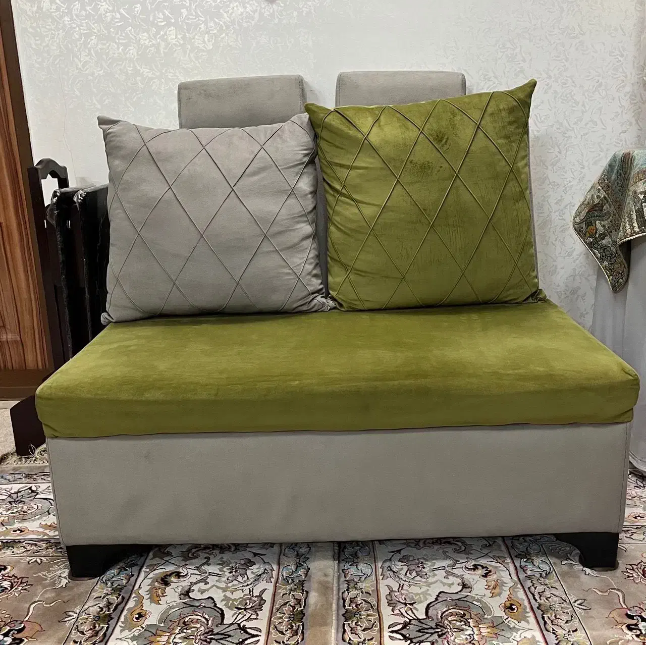 یک دست مبل راحتی ۹ نفره به همراه جلو مبلی|مبلمان خانگی و میز عسلی|بیرجند, |دیوار