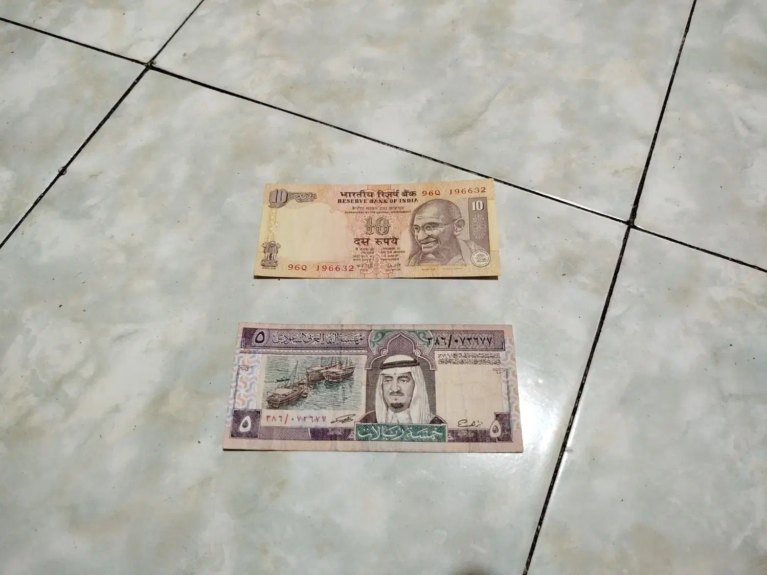 فروش دو قطعه اسکناس خارجی|کلکسیون سکه، تمبر، اسکناس|تهران, بهاران|دیوار