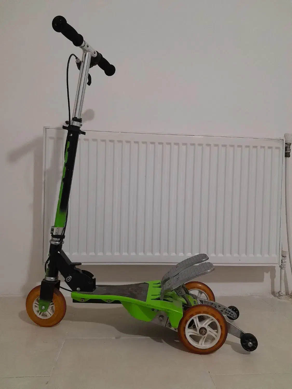 اسکوتر پدالی در حد نو|دوچرخه، اسکیت، اسکوتر|پرند, فاز ۶|دیوار