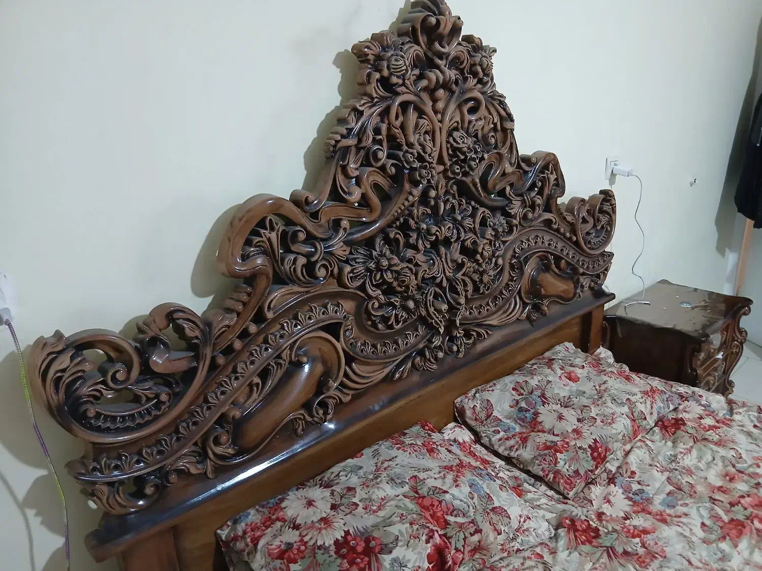 سرویس خواب سلطنتی پر منبت در حد نو واقعی|تخت و سرویس خواب|تهران, شمشیری|دیوار