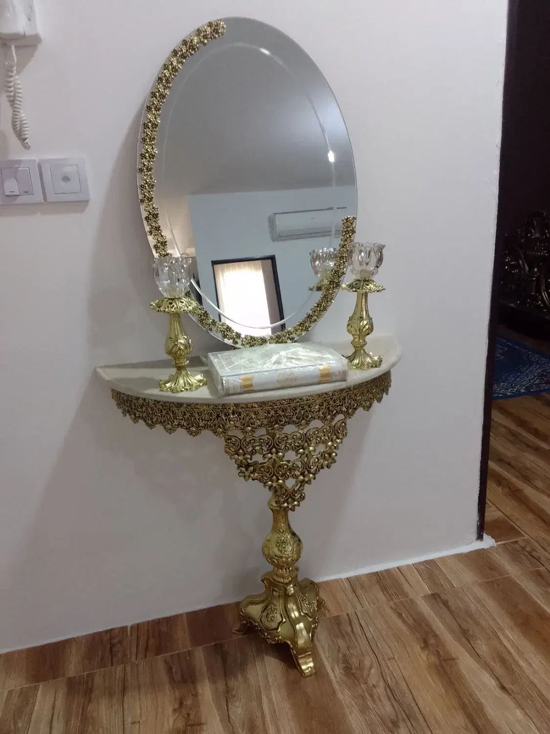 آیینه و شمعدان|آینه|رباط‌کریم, نصیرشهر|دیوار