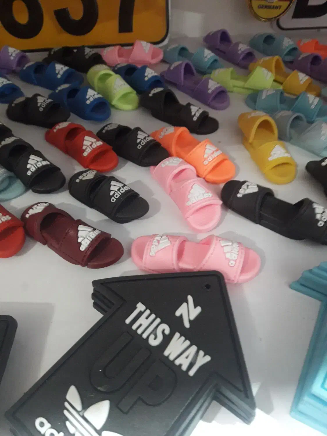 دمپایی|کیف، کفش، کمربند|حمیدیا, |دیوار