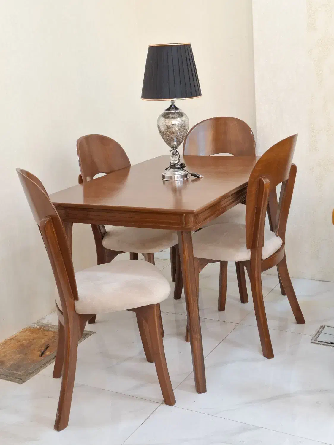 ناهارخوری الوا/اینو از نزدیک ببینید هیچ جا نمیرید|میز و صندلی غذاخوری|صدرا-فارس, فاز ۱|دیوار