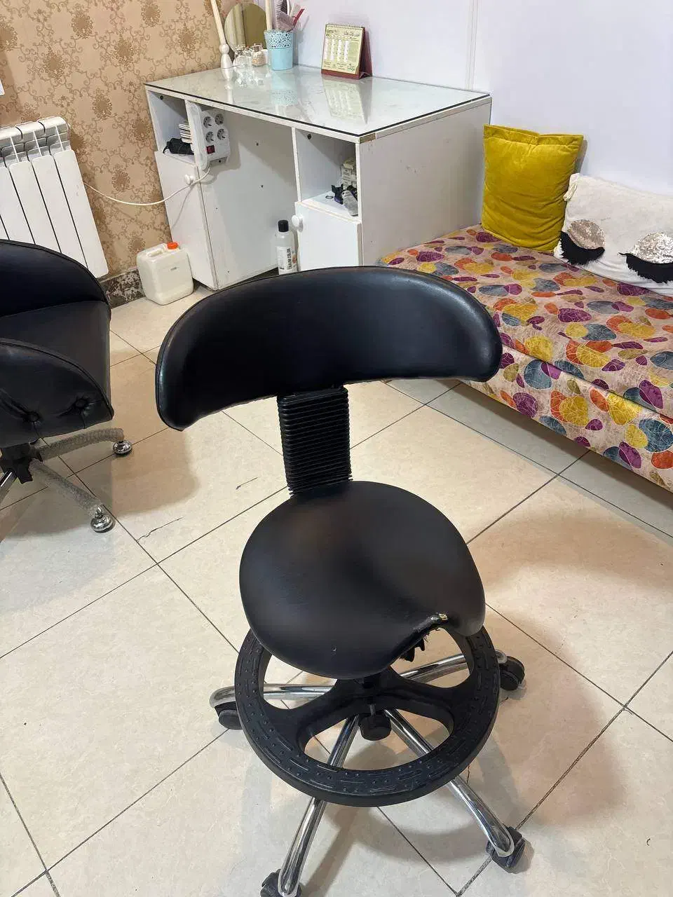 فروش صندلی کوتاهی و رنگ و...|آرایشگاه و سالن‌های زیبایی|اندیشه, اندیشه فاز ۱|دیوار