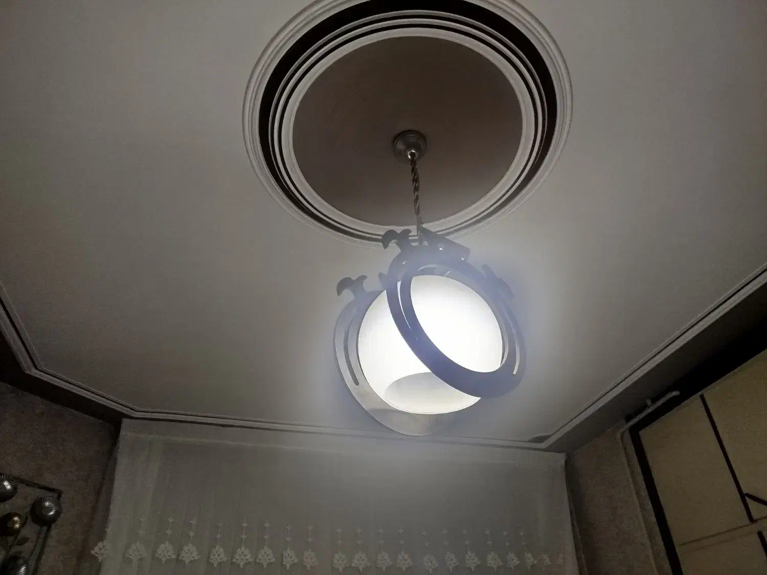 لوستر زیبا در حد نو با بدنه محکم و حباب بزرگ|لوستر و چراغ آویز|کرمانشاه, |دیوار