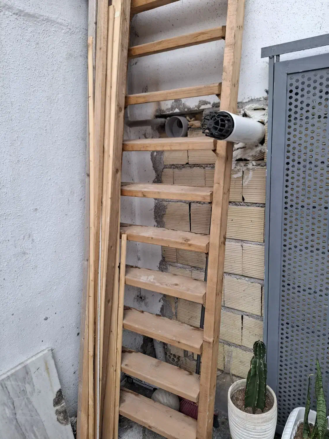 پله نردبان چوبی نراد|ابزارآلات|رشت, فلسطین|دیوار