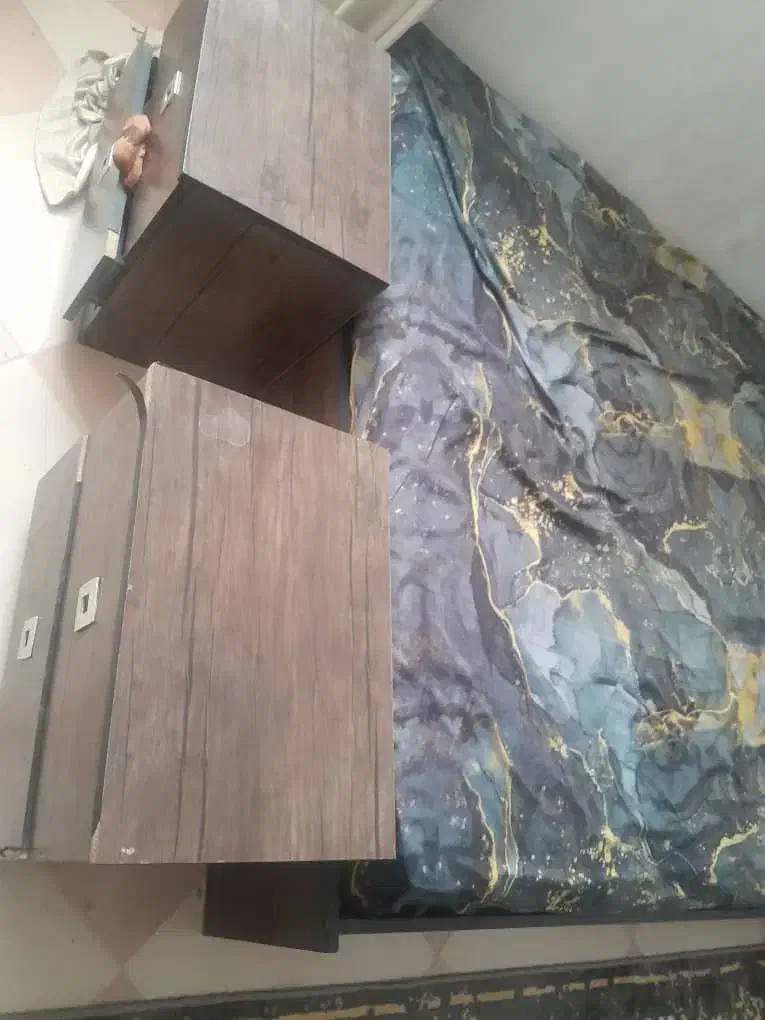 تخت خواب فقط شیشه میز آرایشی شکسته|تخت و سرویس خواب|جیرفت, |دیوار