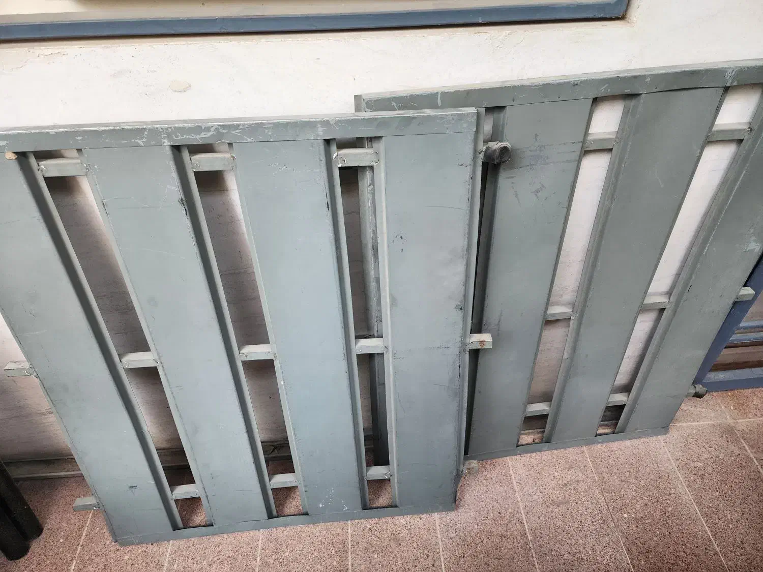 تخت فلزی یک نفره|تخت و سرویس خواب|شیراز, کوی قضات|دیوار