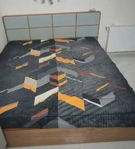 تخت دونفره به همراه تشک رویال و عسلی کنار تخت|تخت و سرویس خواب|قم, انسجام|دیوار