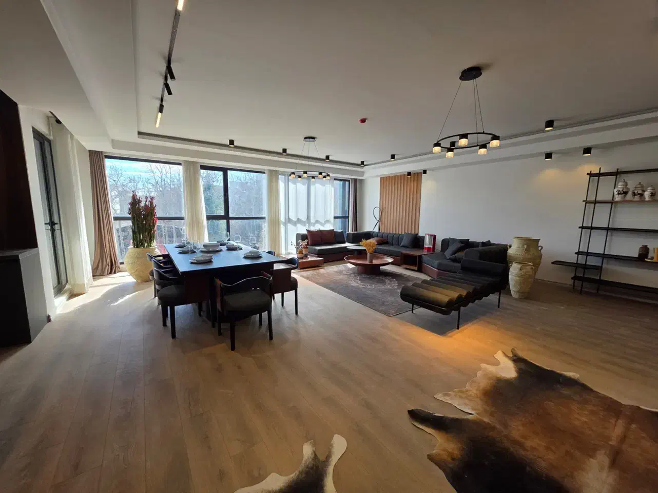 200 متر تراس با دید شهر و باغات 10000 متر مشاعات|فروش آپارتمان|تهران, آجودانیه|دیوار